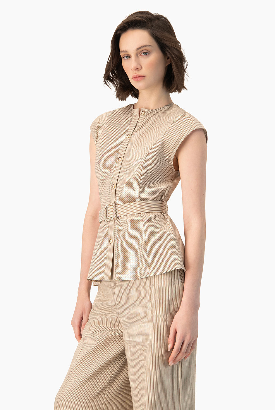Chaleco Ivonne beige rayado con botones y cinturón