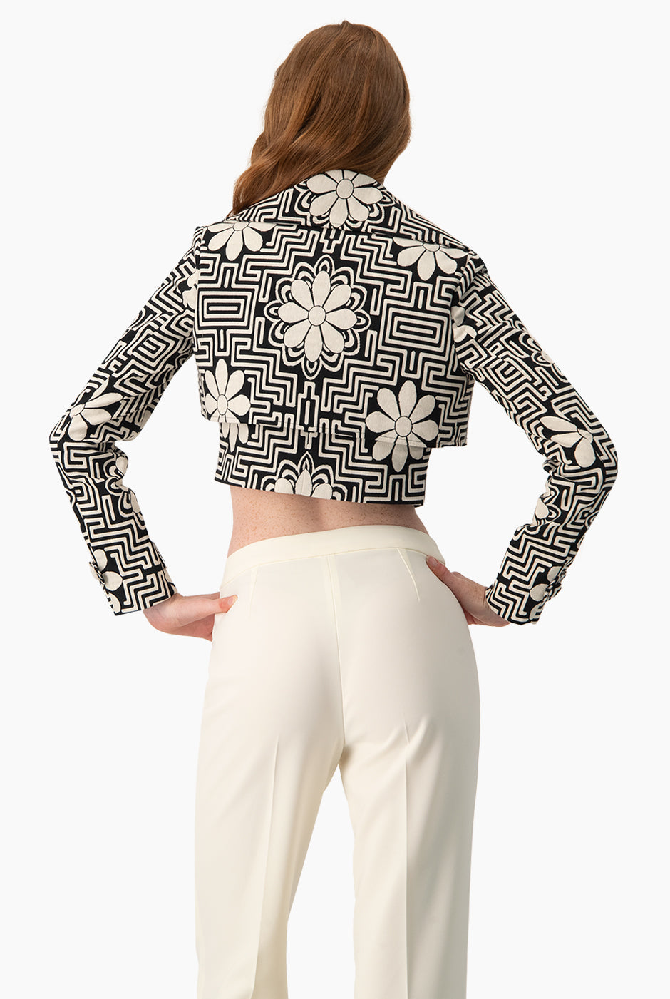 Saco torera negro con estampado floral y geométrico