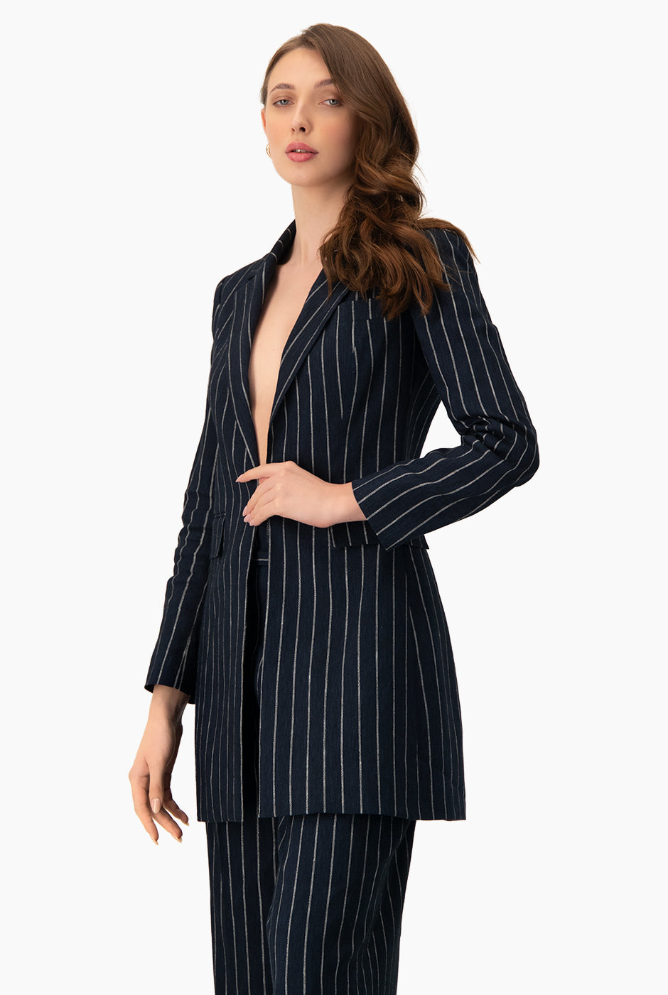 Saco blazer azul marino con rayas y bolsillos