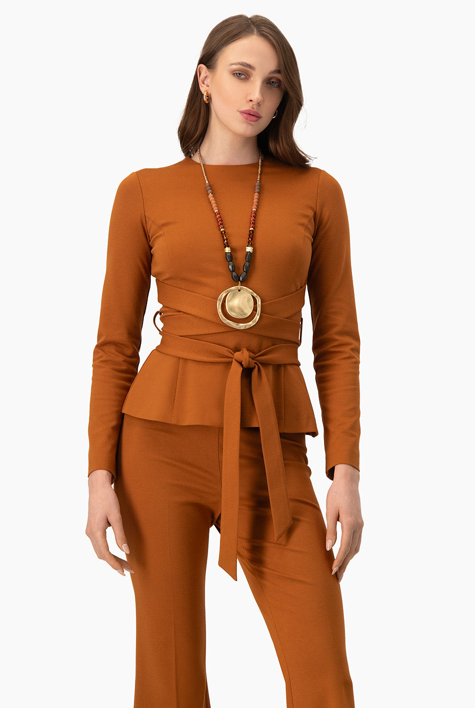 Saco blazer café con cintas y peplum, estilo elegante