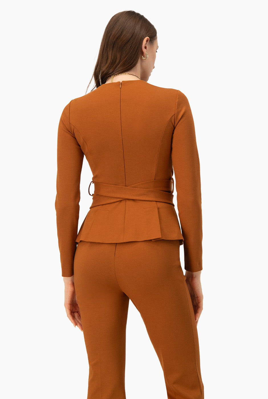 Saco blazer café con cintas y peplum, estilo elegante