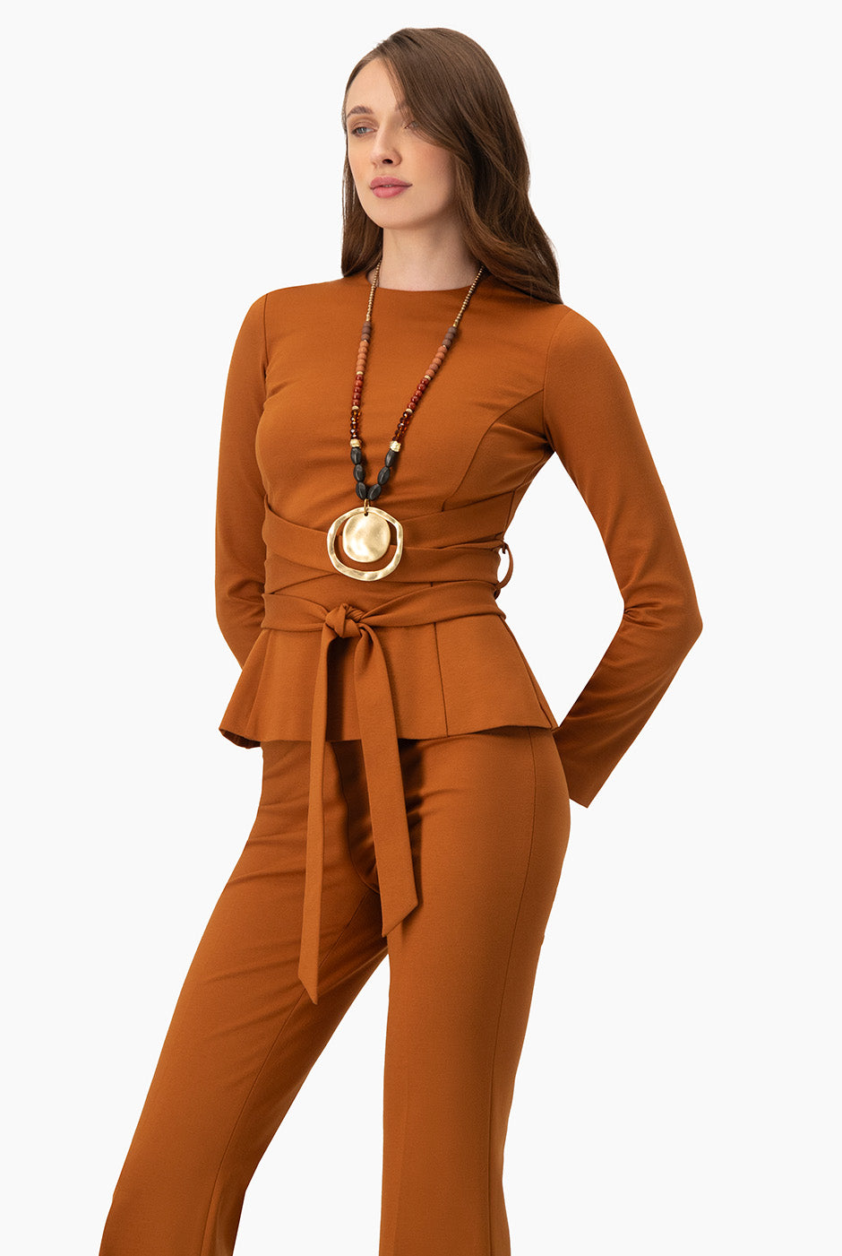 Saco blazer café con cintas y peplum, estilo elegante