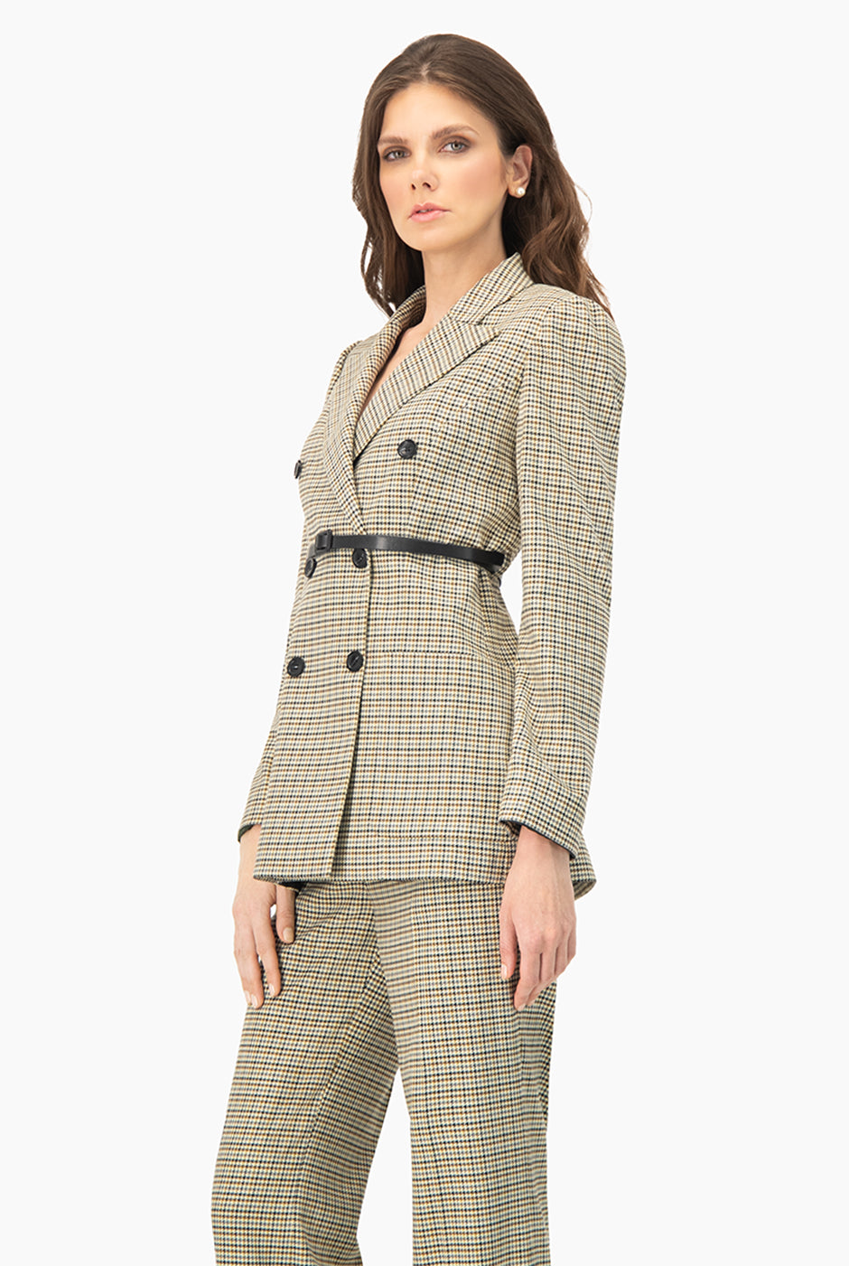 Saco blazer cruzado olivo con doble botonadura y cinturón