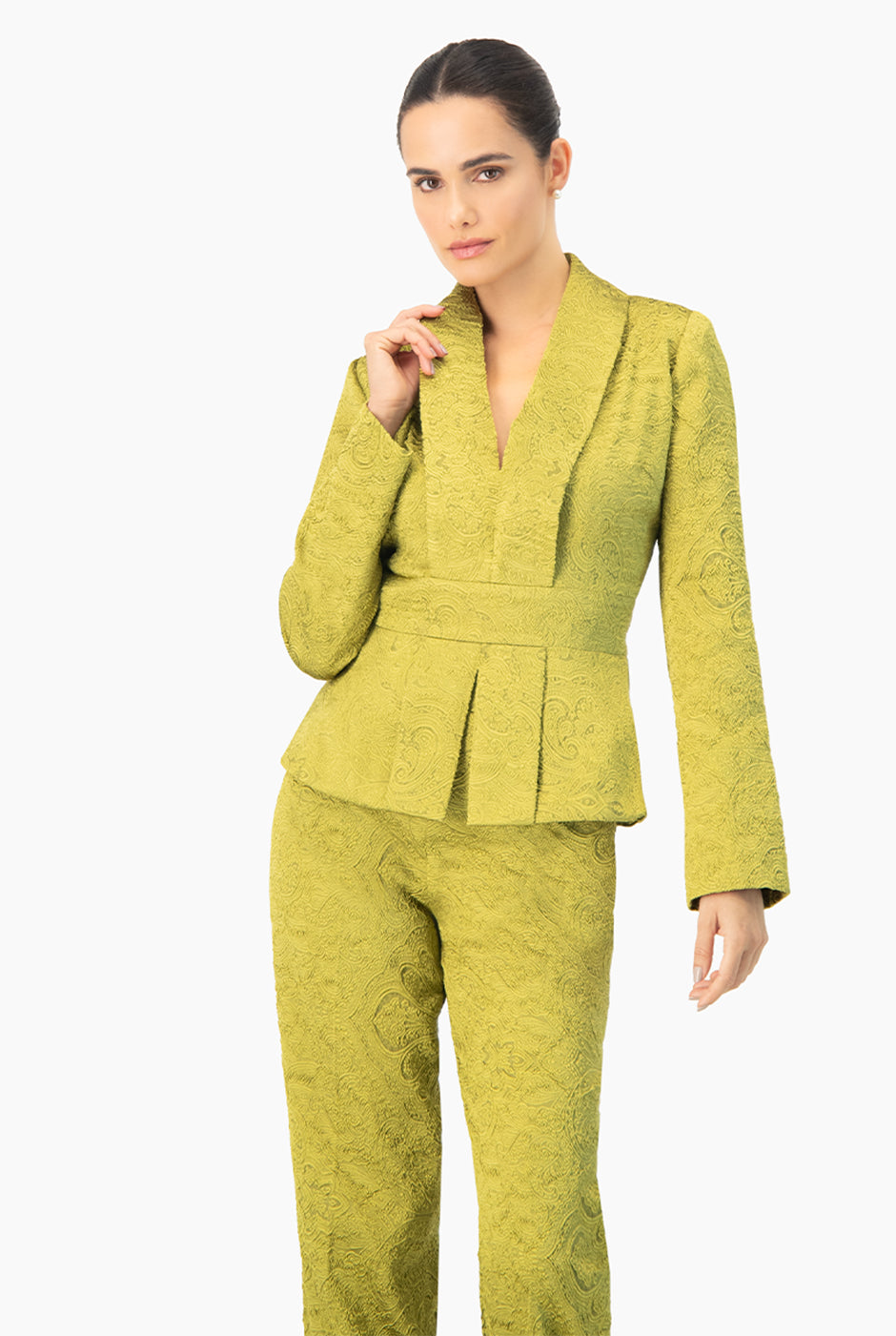 Saco verde sin solapa con plisado en la cintura y brocado