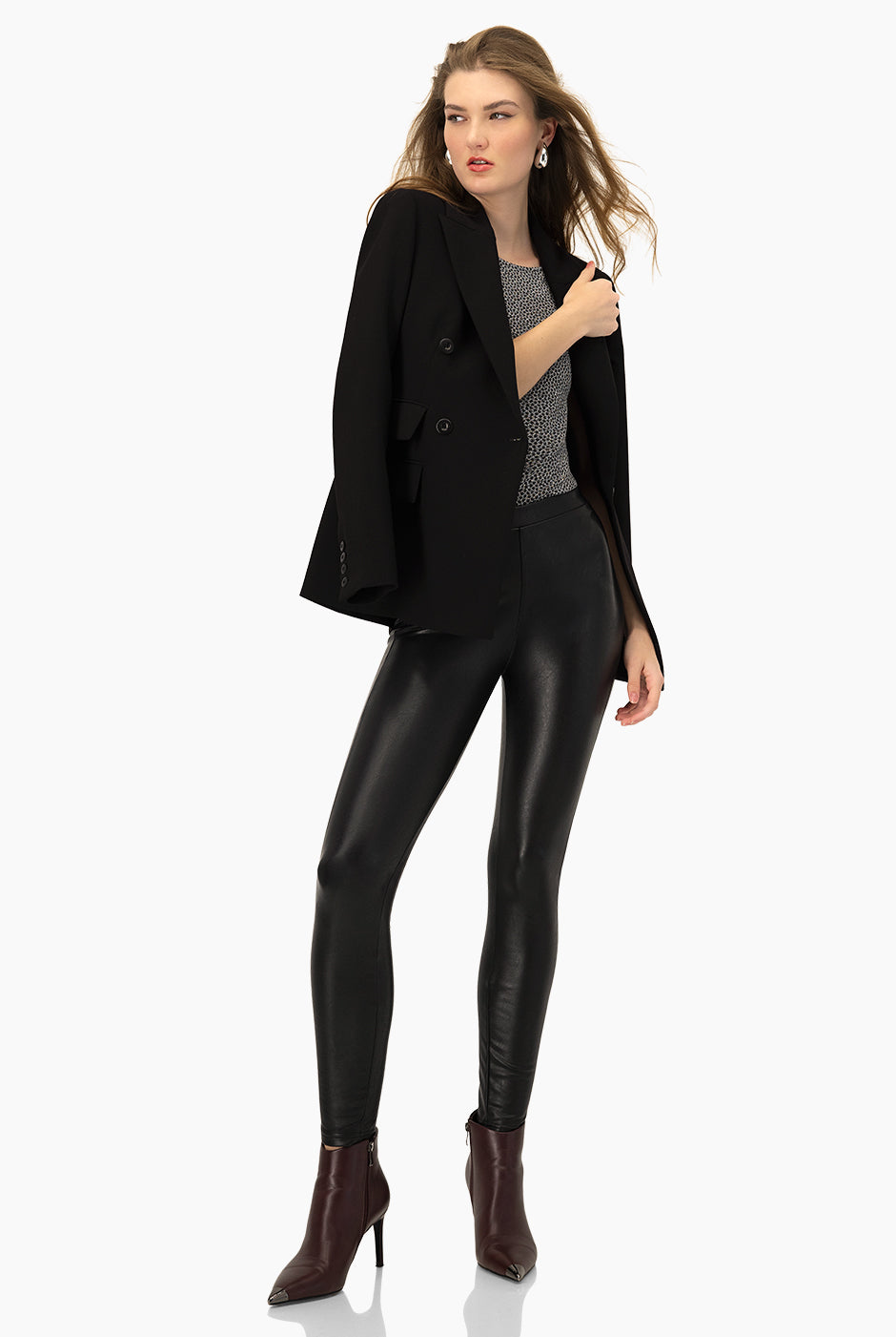 Saco sastreado negro con bolsillos y botones dobles