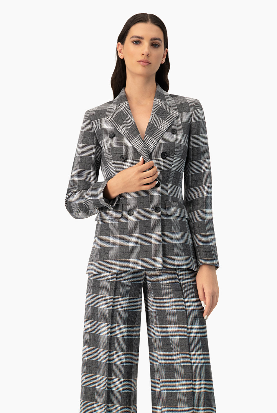 Saco negro sastreado con doble botonadura y cuadros