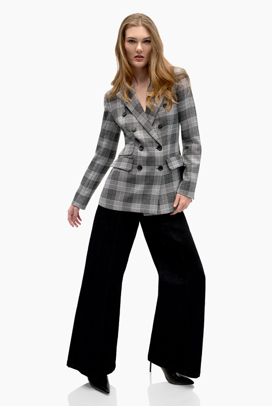 Saco negro sastreado con doble botonadura y cuadros