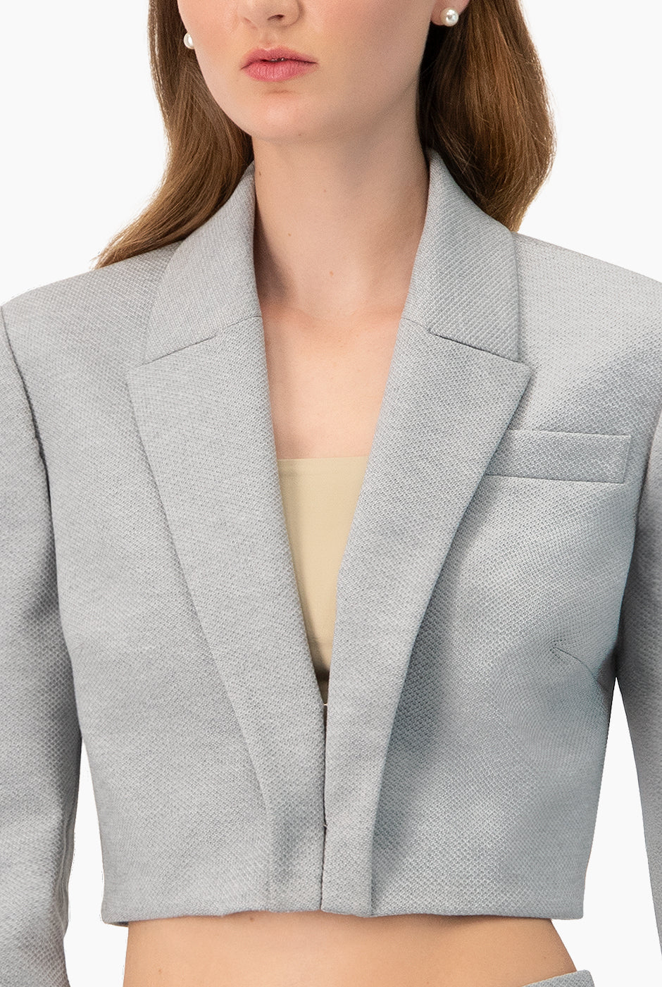 Saco torero gris elegante con solapa y broche