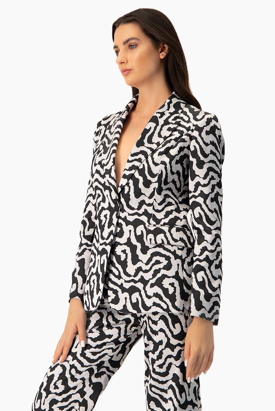 Saco sastreado plateado con estampado animal print y botón frontal