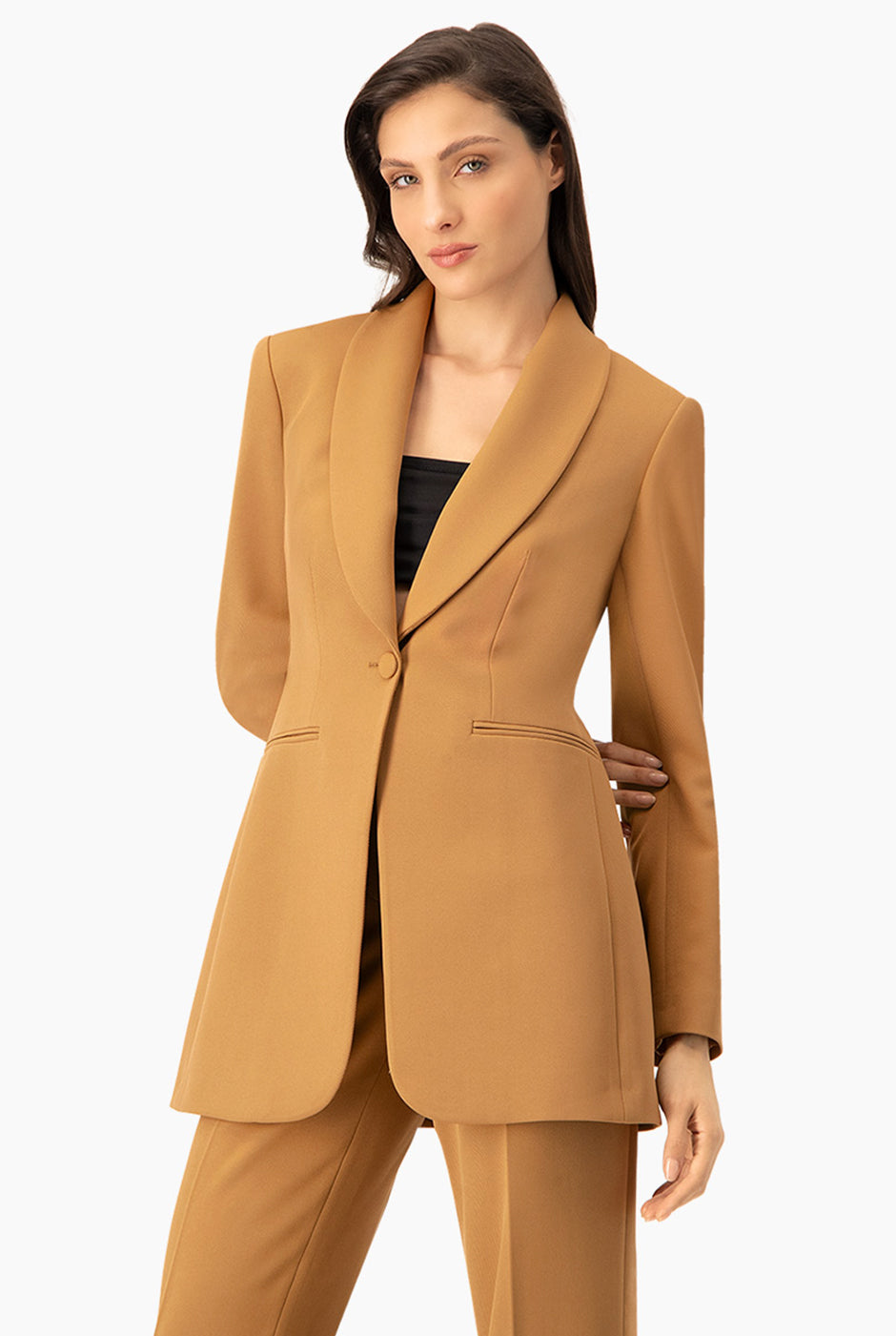 Blazer liso camello con solapa y un botón frontal