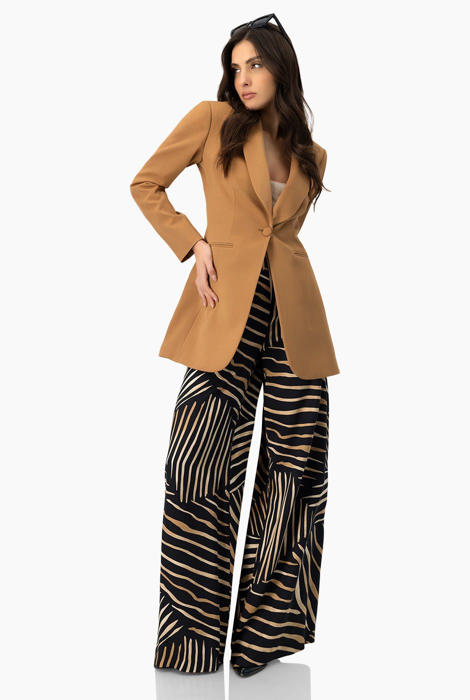 Blazer liso camello con solapa y un botón frontal