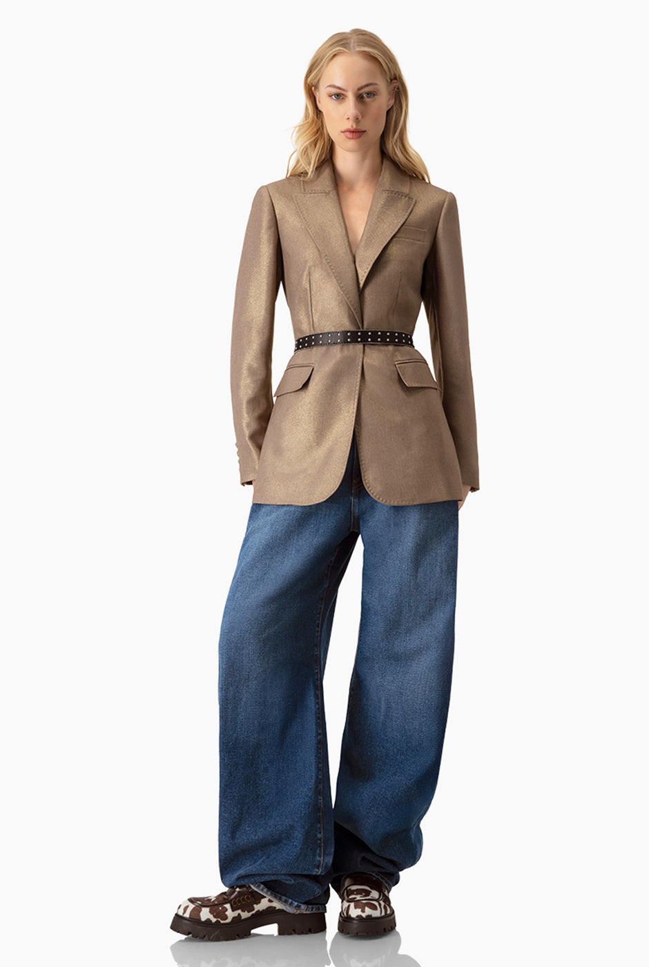 Blazer café elegante con bolsillos y solapa