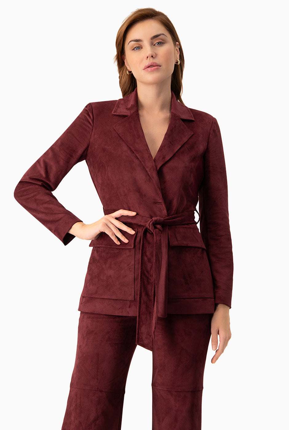 Saco blazer color vino con cinta en la cintura y bolsillos