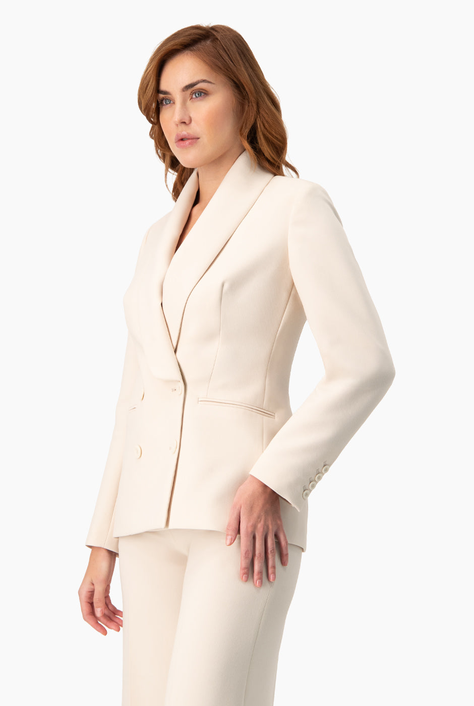 Saco liso marfil con doble botonadura y solapa esmoquin