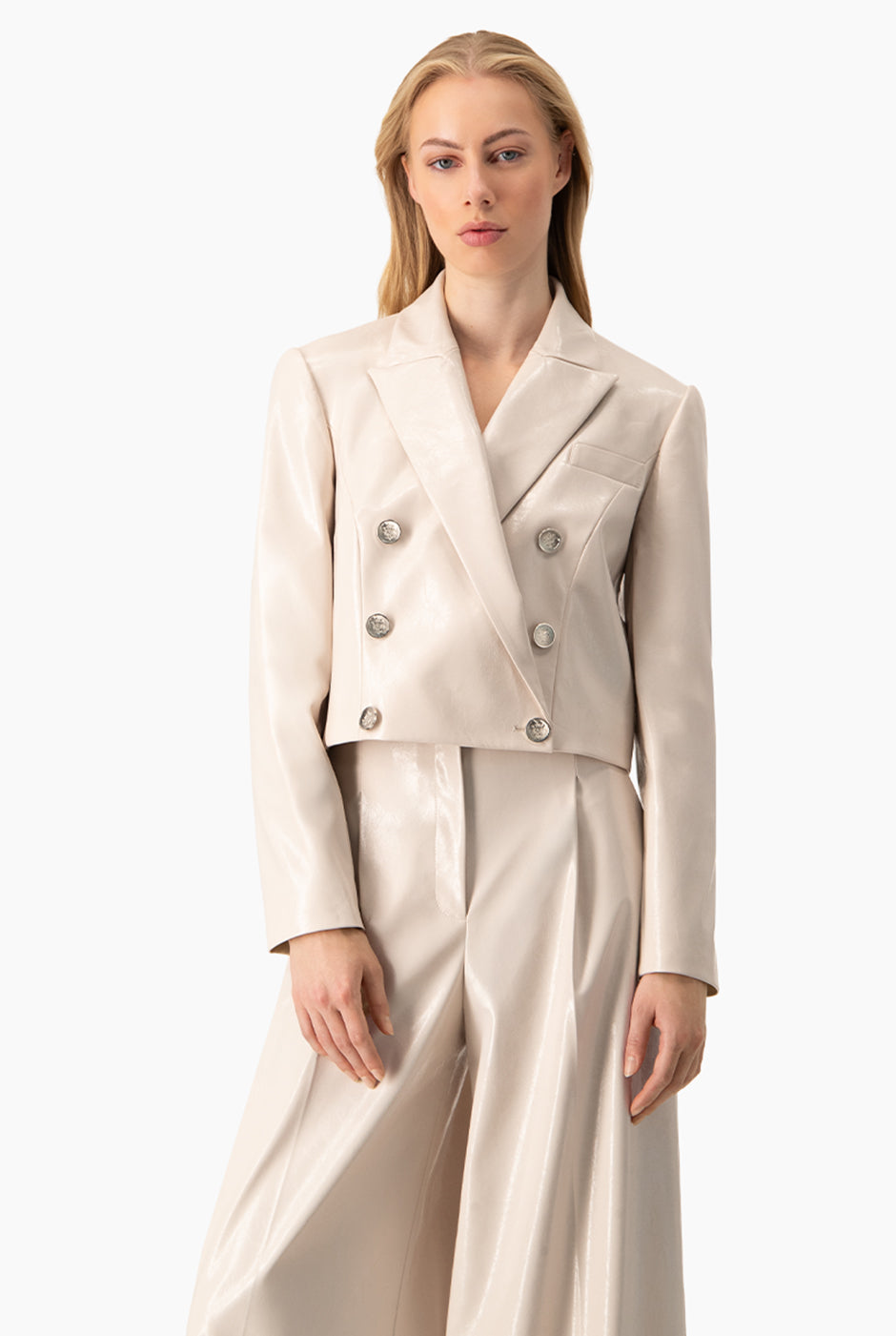 Saco blazer marfil de vinipiel con botones y solapa