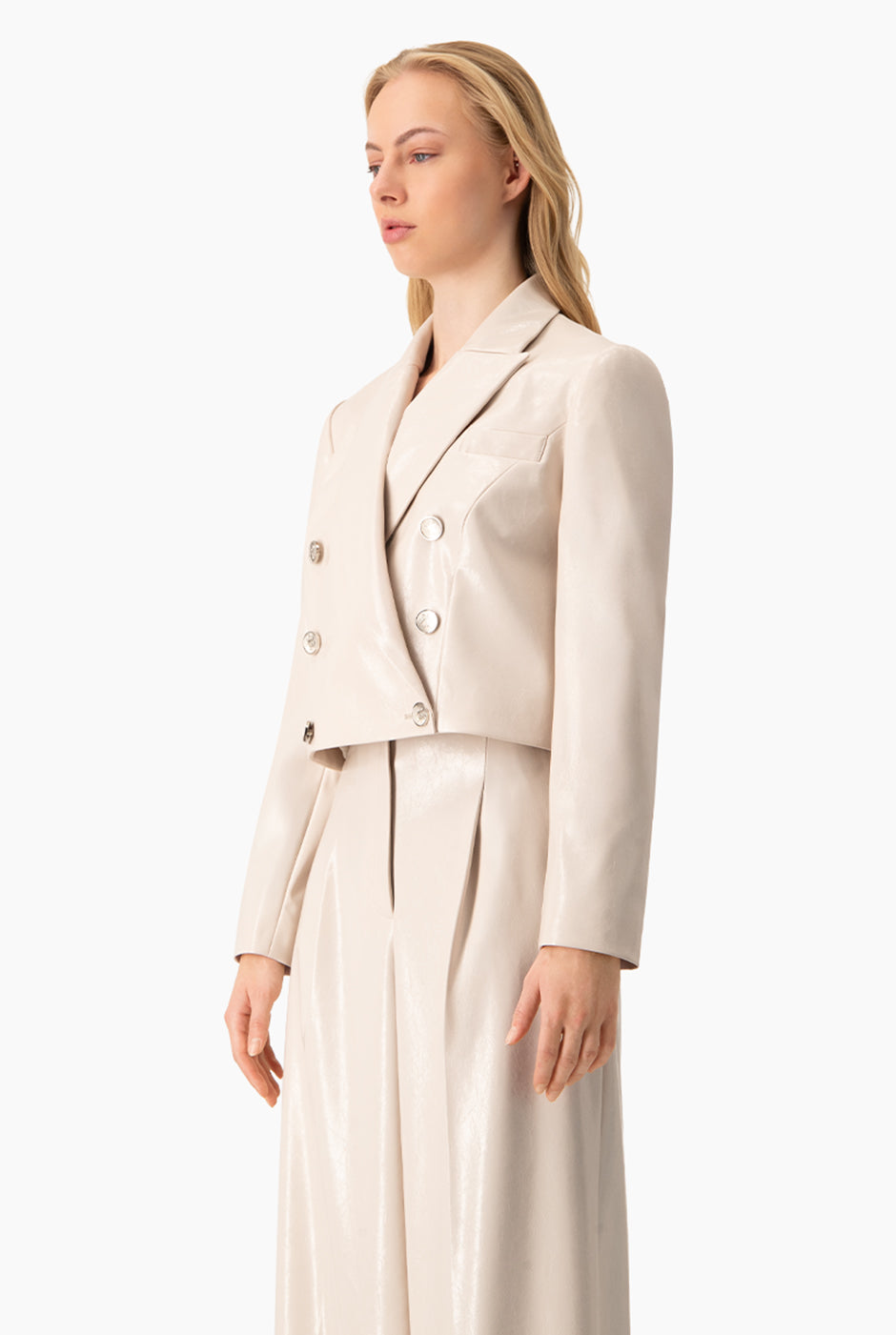 Saco blazer marfil de vinipiel con botones y solapa