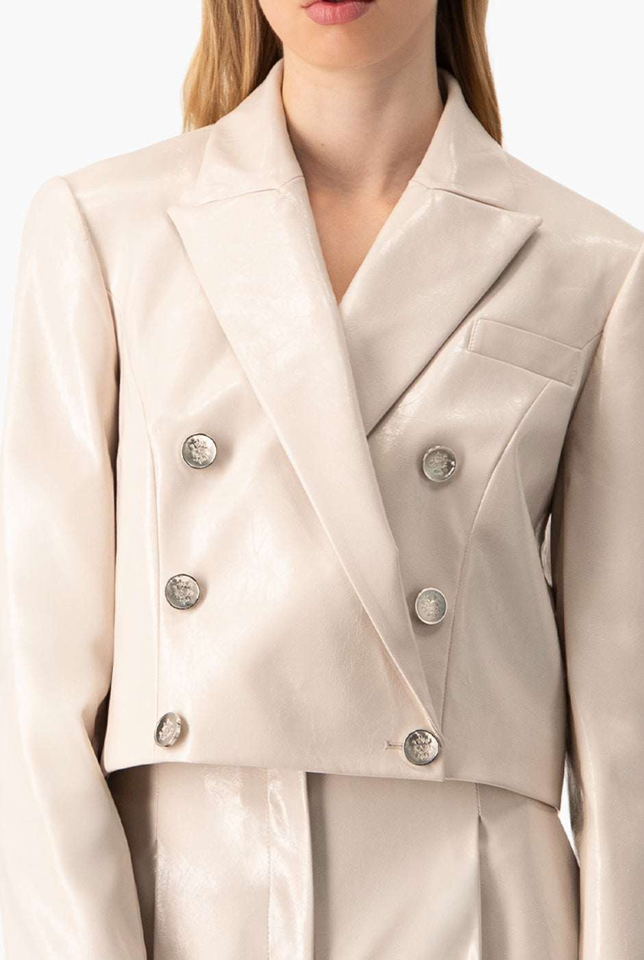 Saco blazer marfil de vinipiel con botones y solapa