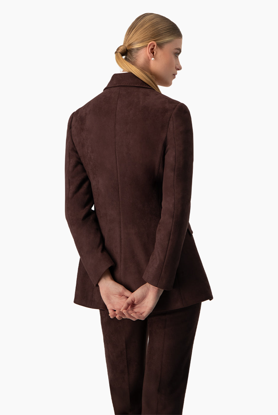 Saco blazer café liso con botón frontal y solapas