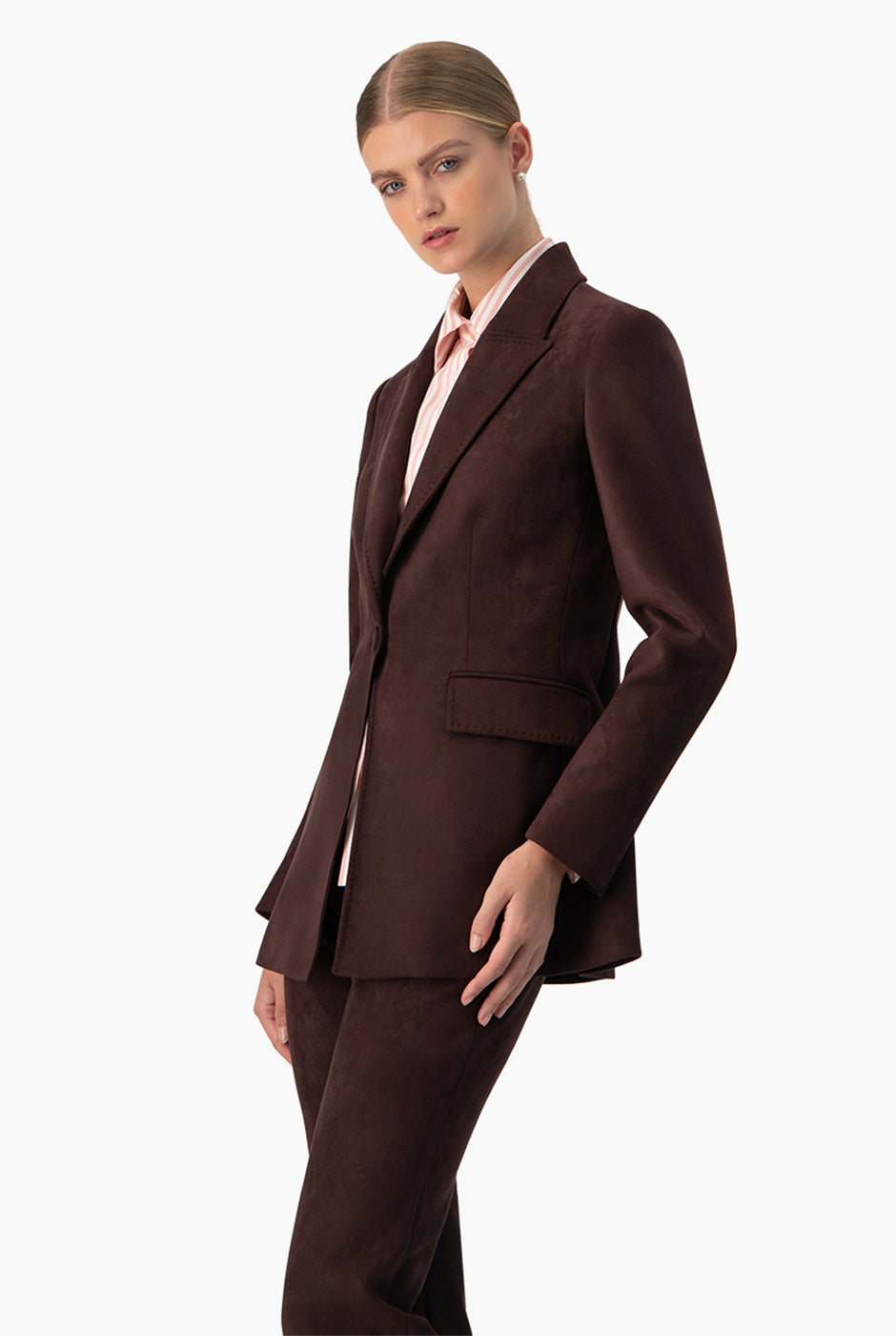 Saco blazer café liso con botón frontal y solapas