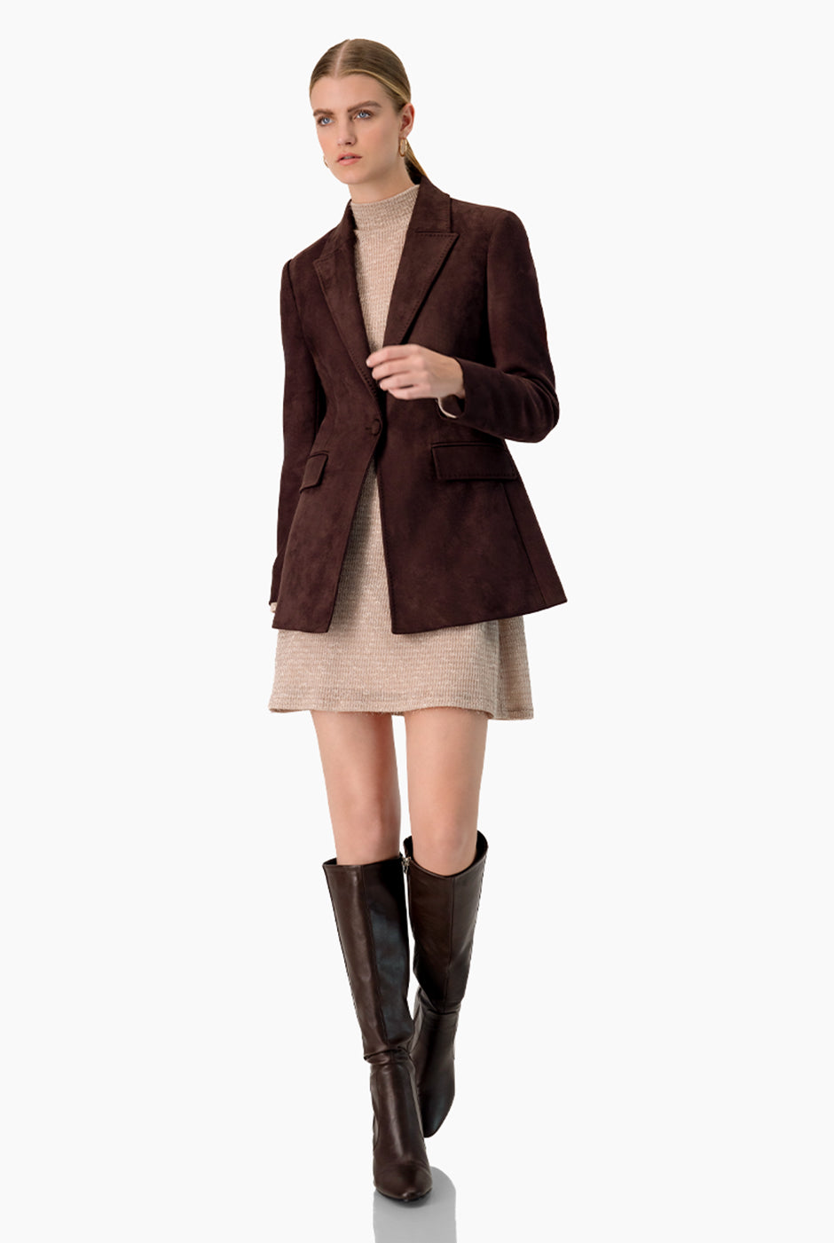 Saco blazer café liso con botón frontal y solapas