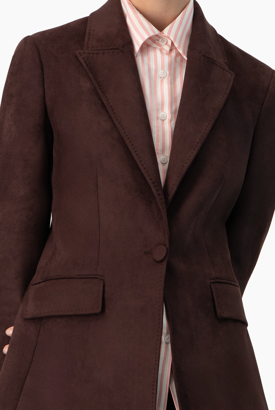 Saco blazer café liso con botón frontal y solapas