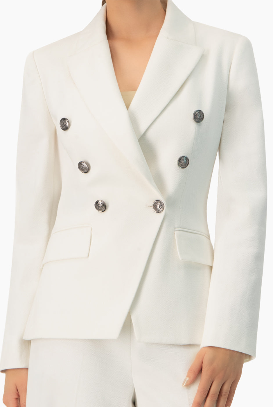 Saco cruzado blanco con botones dobles y bolsillos