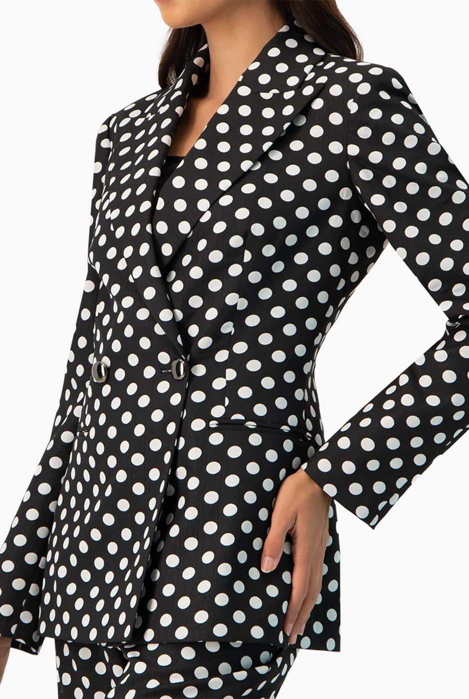 Saco cruzado negro con lunares y doble botón frontal