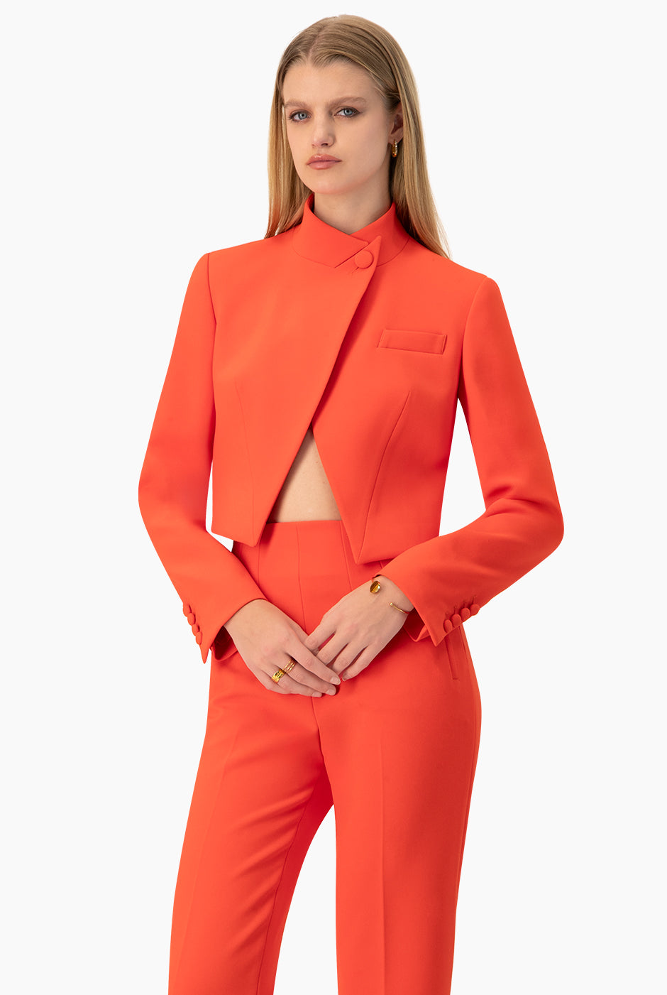 Saco corto cruzado naranja con botones y bolsillo en pecho