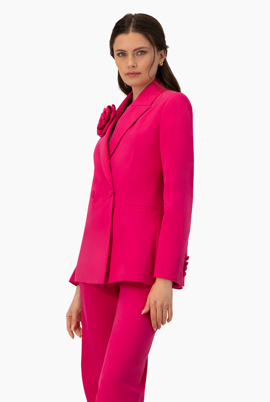 Saco fucsia elegante con doble botonadura y flor en solapa