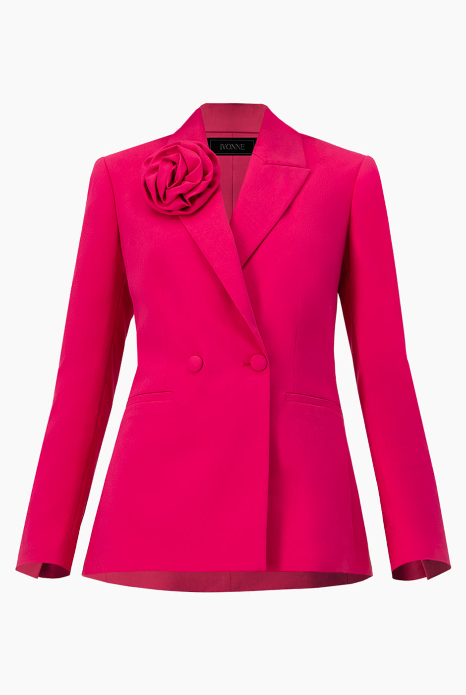 Saco fucsia elegante con doble botonadura y flor en solapa