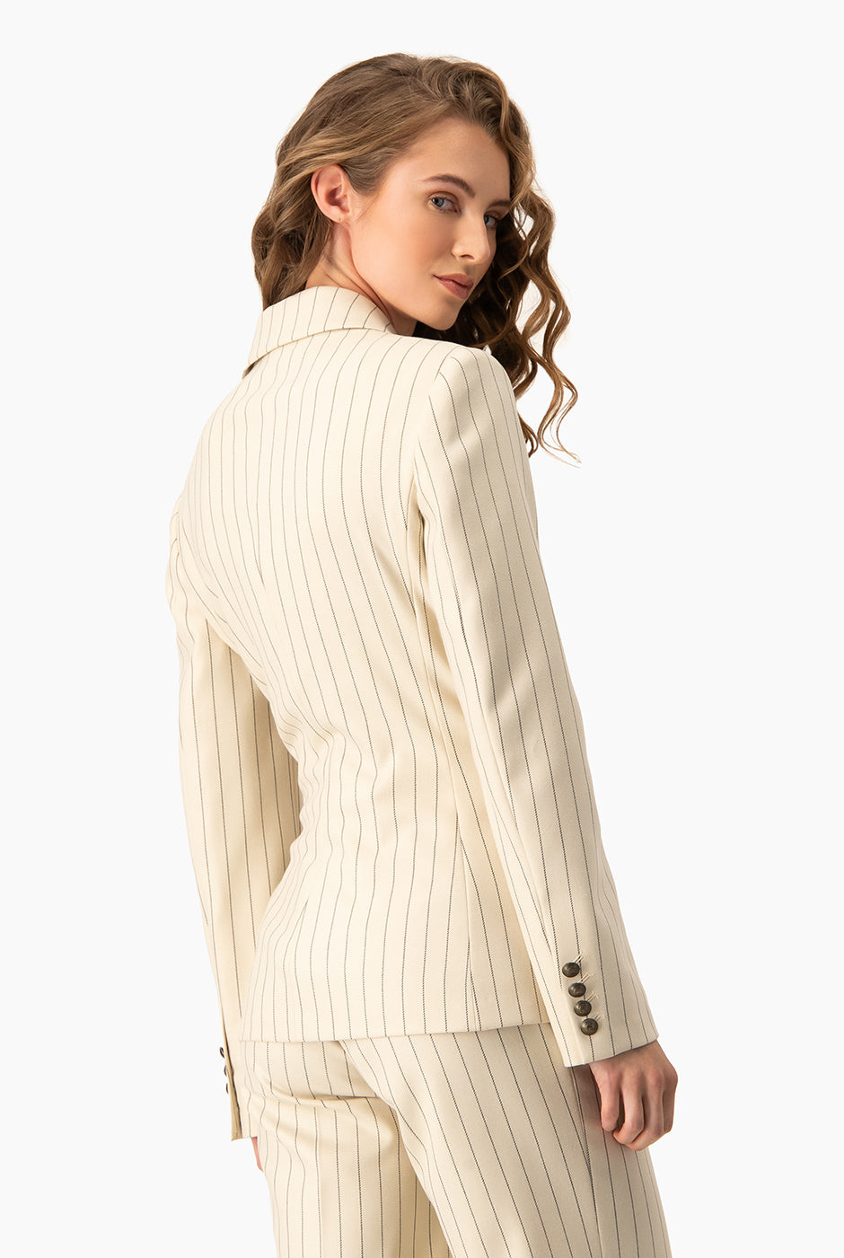 Saco cruzado a rayas beige con doble botonadura y bolsillos