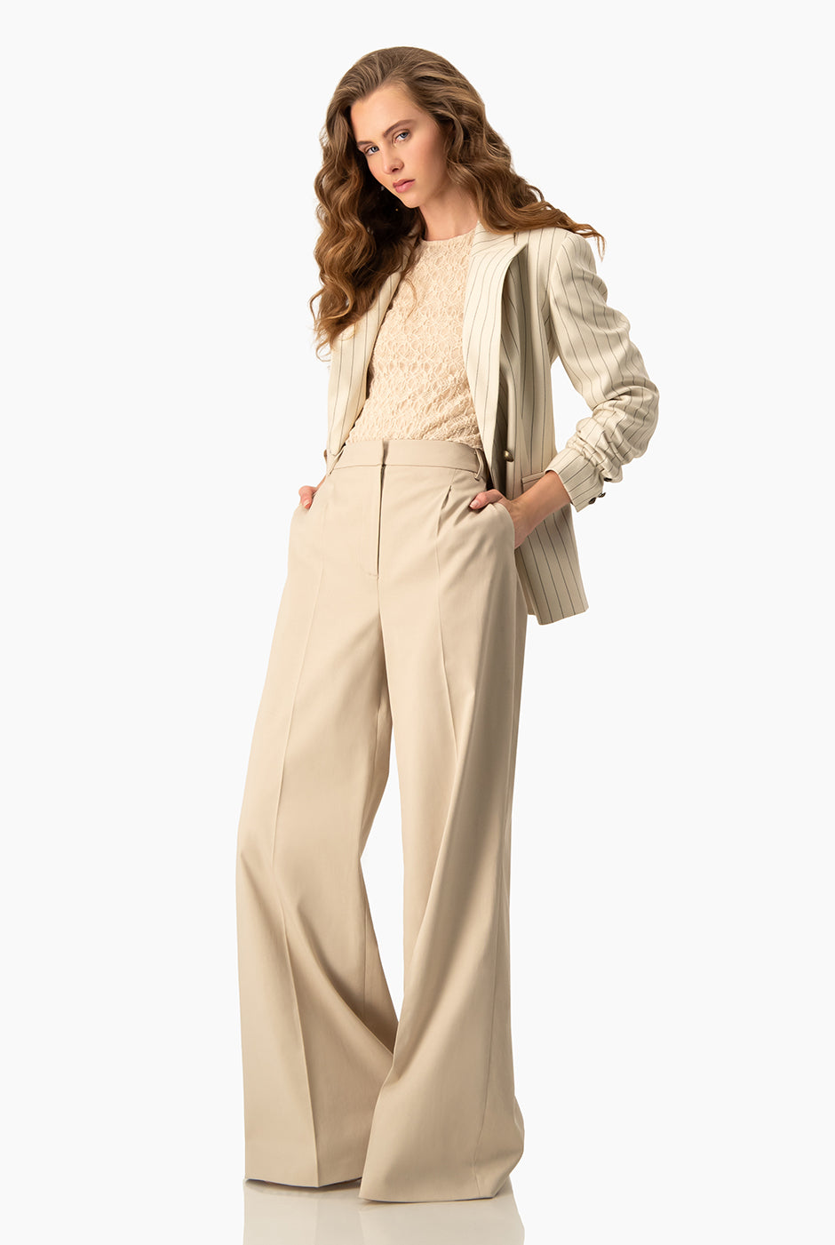 Saco cruzado a rayas beige con doble botonadura y bolsillos