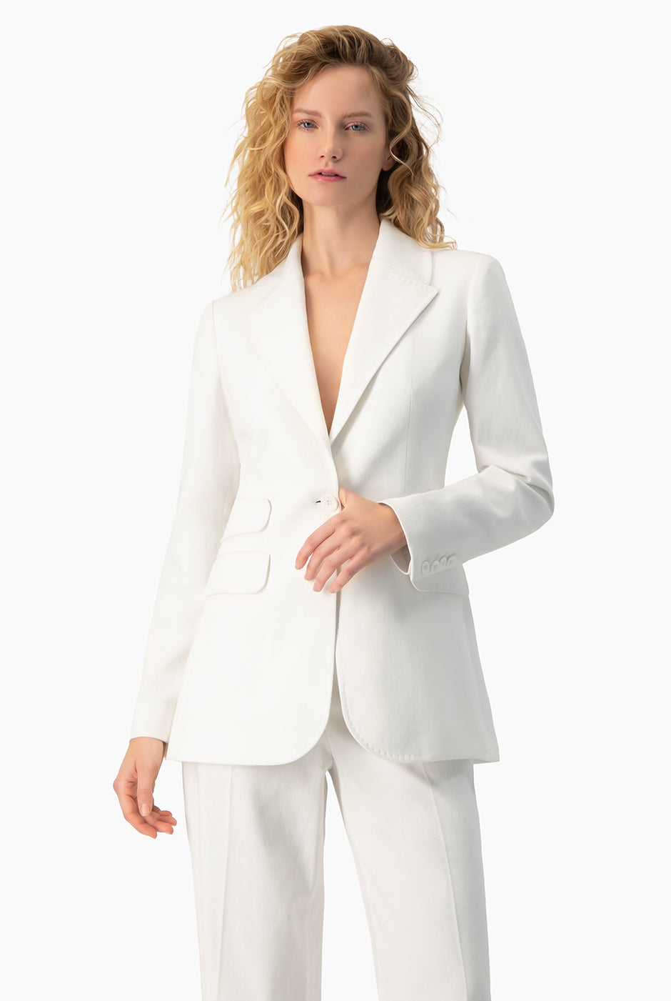 Blazer blanco liso con botón y bolsillos