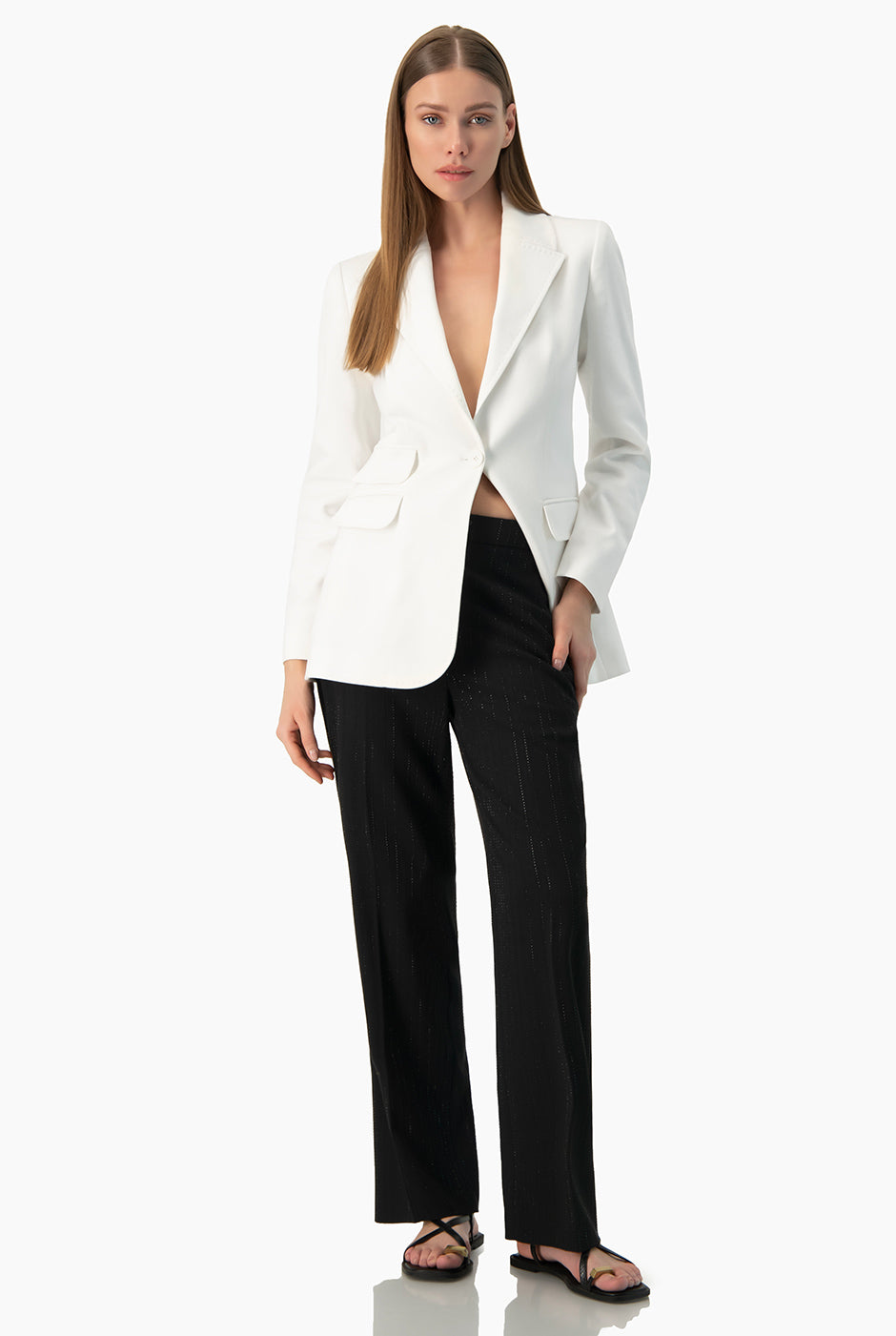 Blazer blanco liso con botón y bolsillos
