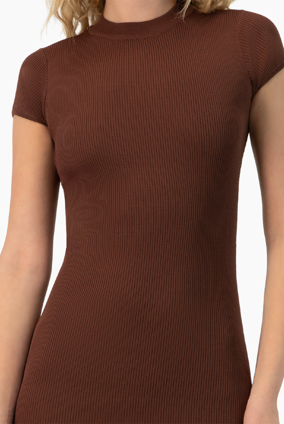 Vestido Rib Bodycon Café corto con manga corta y cuello redondo