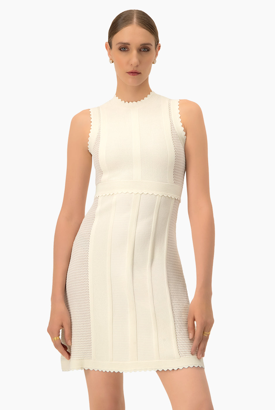 Vestido Pointelle en hueso con bordes ondulados y textura de punto
