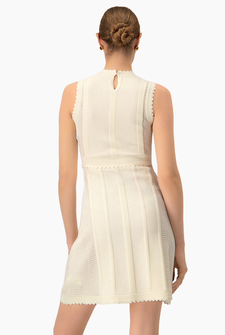 Vestido Pointelle en hueso con bordes ondulados y textura de punto