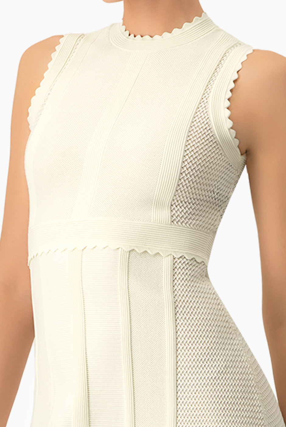 Vestido Pointelle en hueso con bordes ondulados y textura de punto