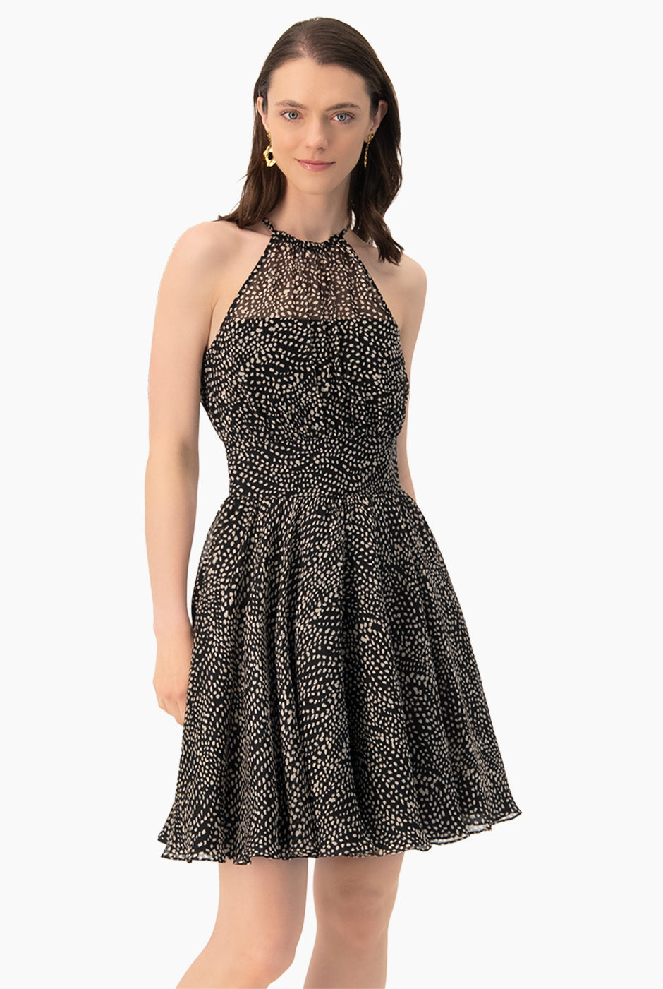 Vestido corto negro de lunares con cuello halter y sin mangas