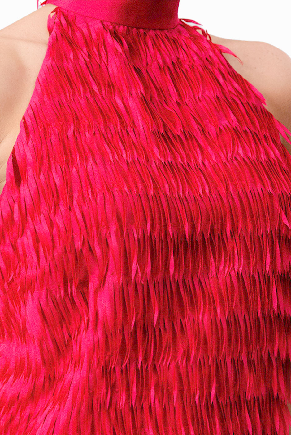Vestido corto fucsia con cuello halter y flecos