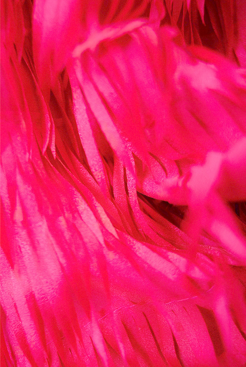 Vestido corto fucsia con cuello halter y flecos