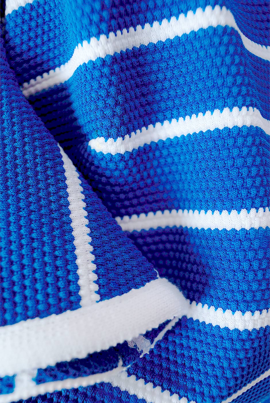 Vestido corto azul tejido con manga corta y olanes