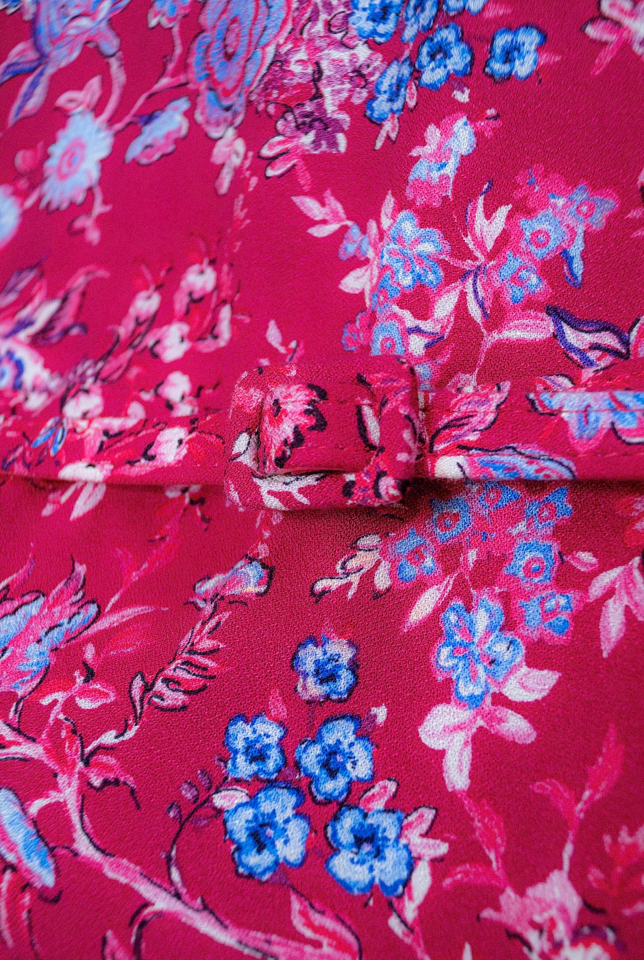 Vestido corto fucsia con estampado floral y manga olan