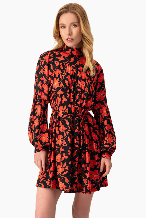 Vestido corto estampado cuello alto