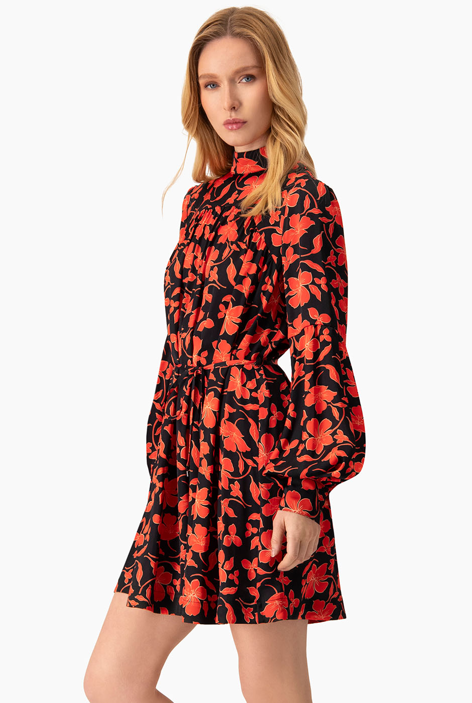 Vestido corto rojo estampado floral cuello alto