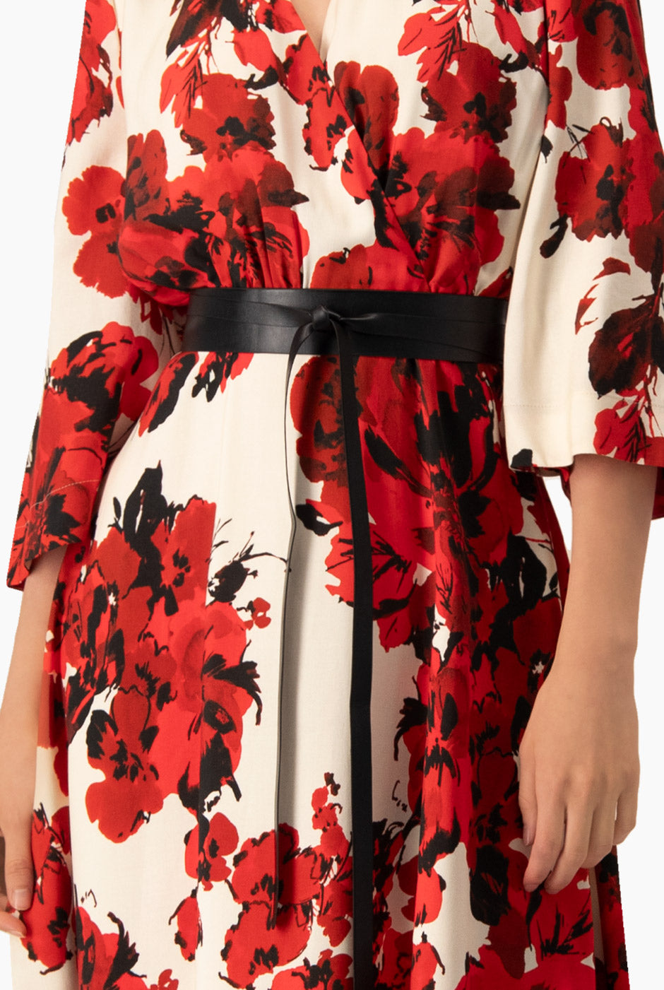 Vestido largo con estampado floral rojo y negro, escote en V