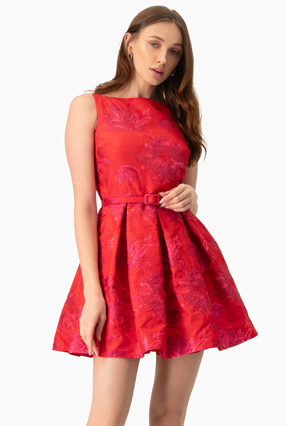 Vestido rojo corto sin mangas con cinturón y estampado floral