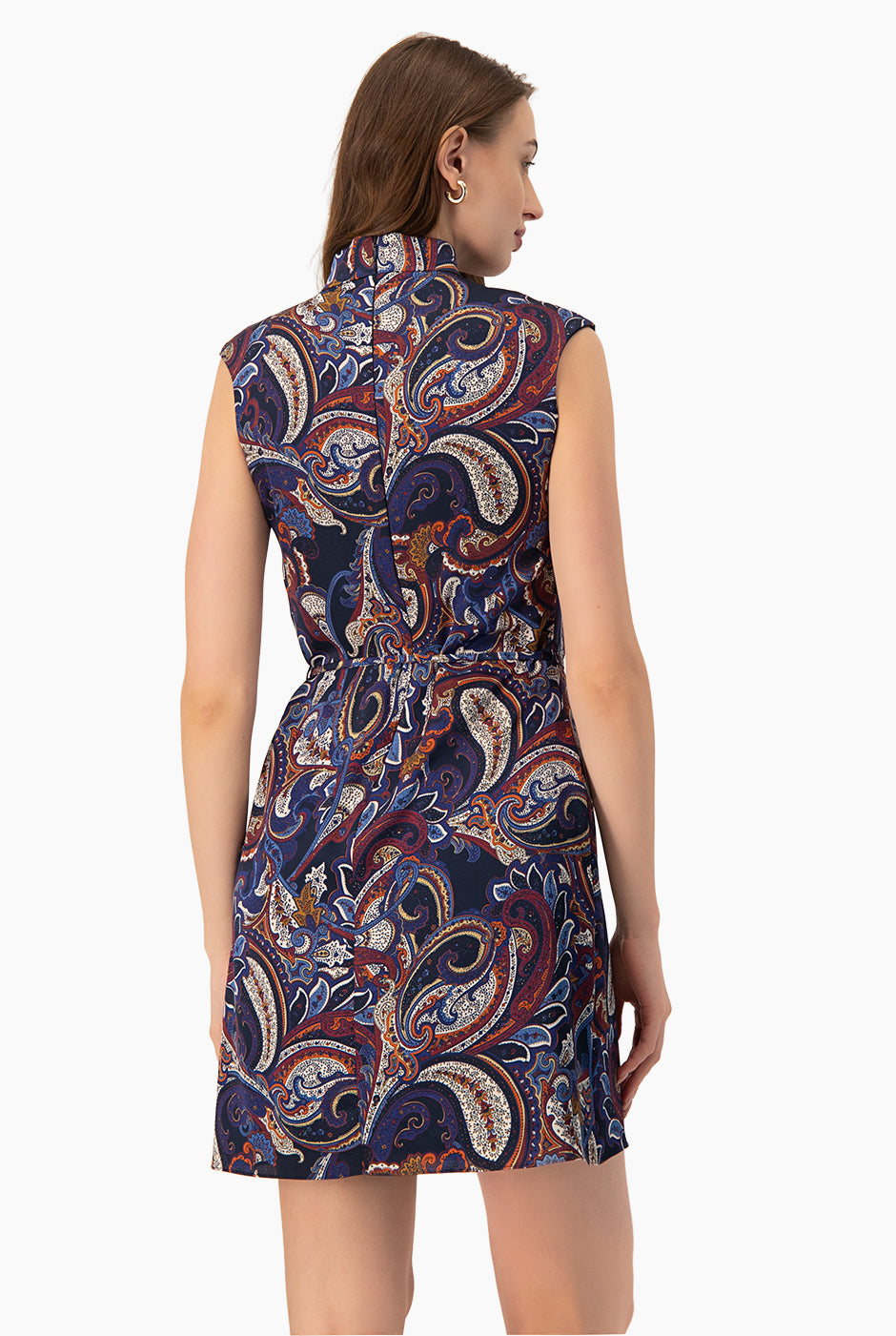 Vestido corto multicolor de hombro caído con estampado paisley y lazo en cintura