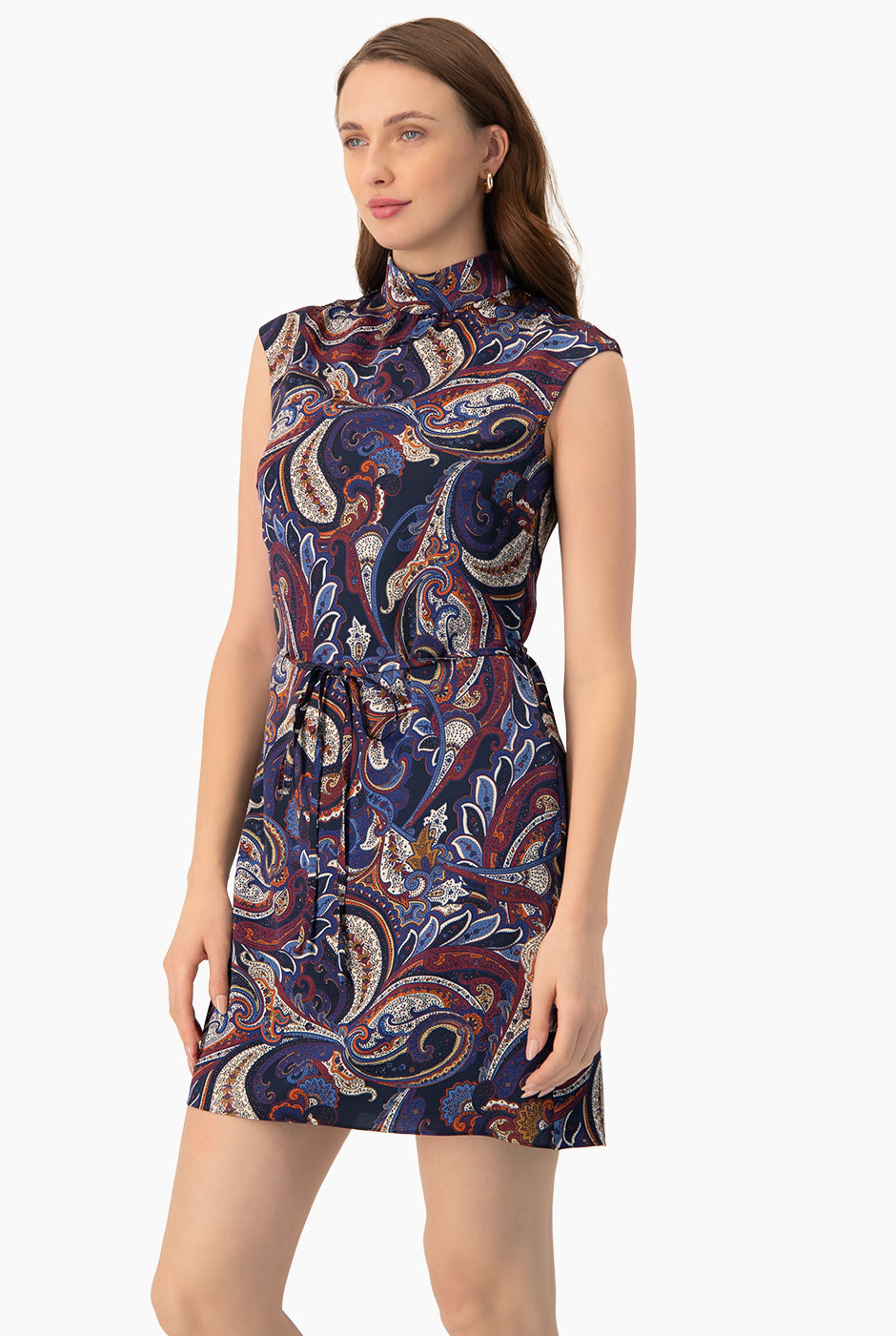 Vestido corto multicolor de hombro caído con estampado paisley y lazo en cintura