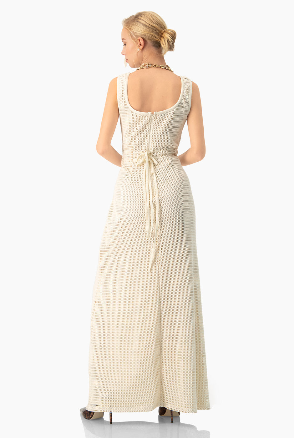 Vestido largo natural sin mangas con escote redondo y lazo